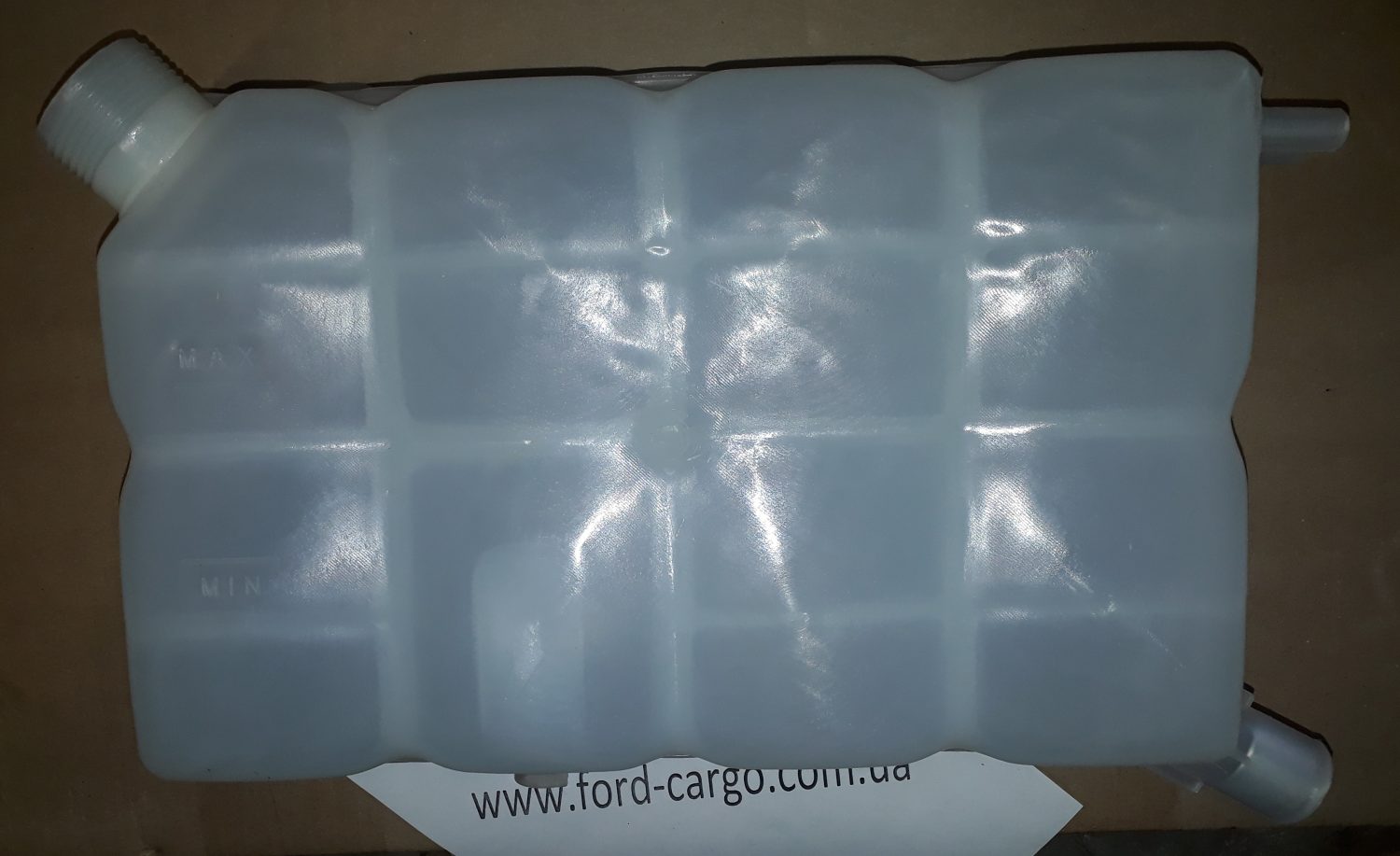 Расширительный бачек под капотом Ford Cargo / Форд Карго 7C468A080AB